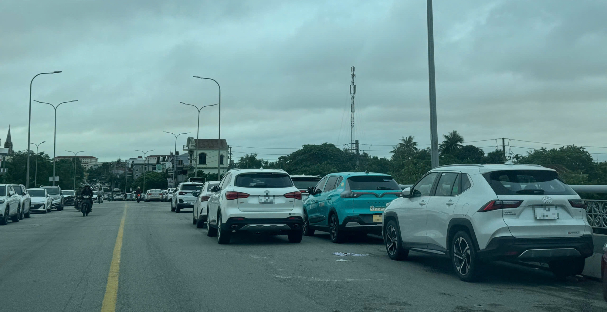 Chủ nh&acirc;n "ngủ qu&ecirc;n" sau lũ, h&agrave;ng trăm &ocirc; t&ocirc; vẫn &ldquo;đ&oacute;ng đ&ocirc;&rdquo; tr&ecirc;n cầu Chợ Dinh - Ảnh 9.