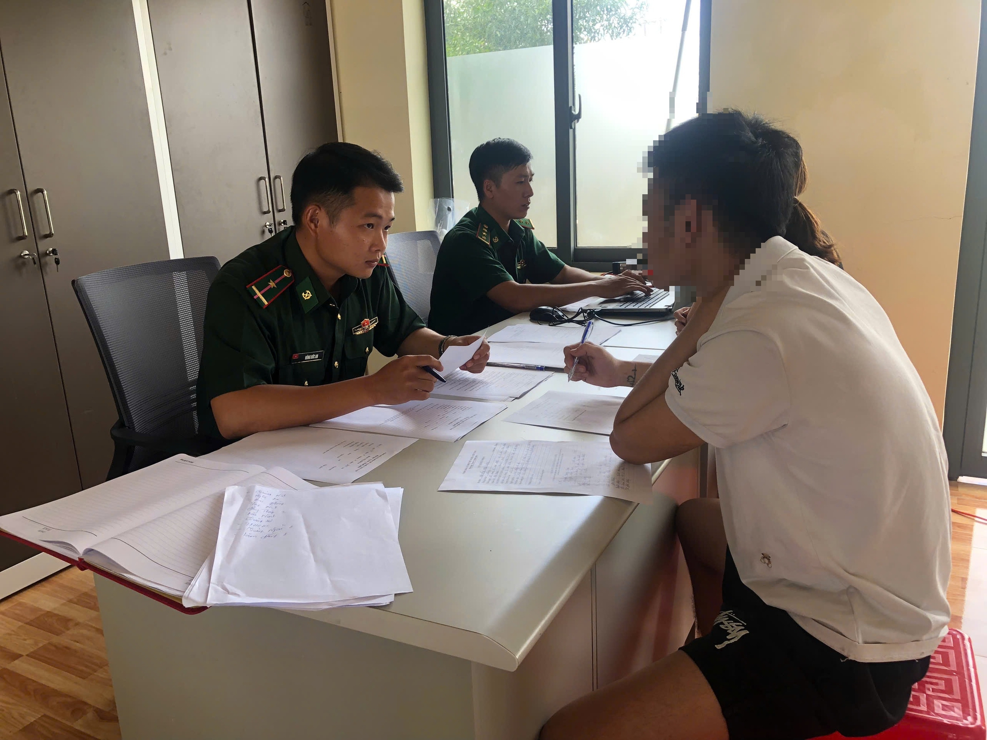 Tiếp nhận 65 công dân Việt Nam trở về từ Campuchia qua cửa khẩu Hoa Lư - Ảnh 3.