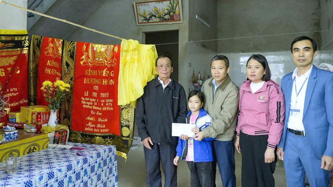Chuyển cả tấm l&ograve;ng tới đồng b&agrave;o bị b&atilde;o, lũ - Ảnh 2.