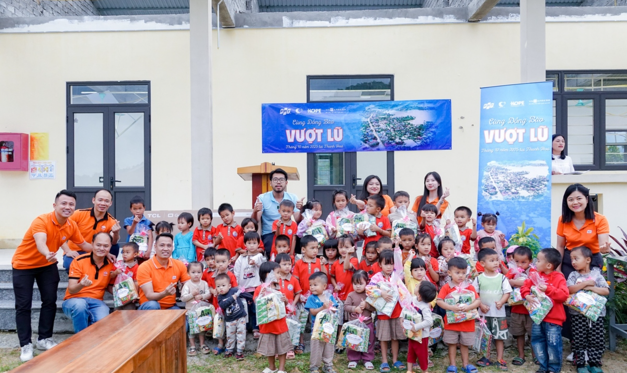 FPT hỗ trợ 4 tấn thuốc, vật tư y tế v&agrave; chỗ tr&uacute; an to&agrave;n cho người d&acirc;n v&ugrave;ng lũ miền Trung - Ảnh 5.