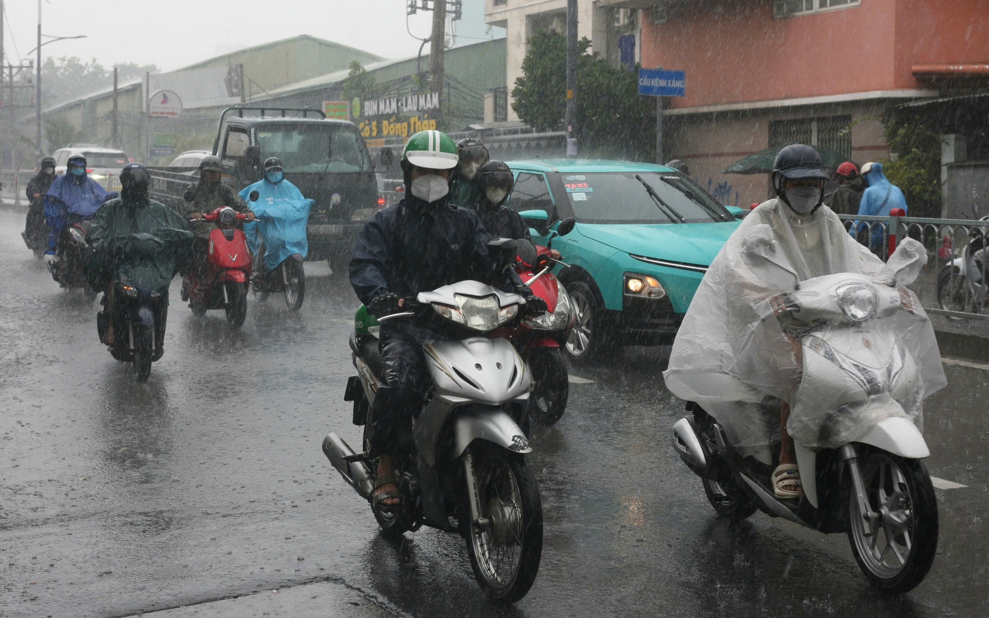 Thời tiết Nam Bộ: Mưa lớn nhiều ngày kèm lốc, sét?