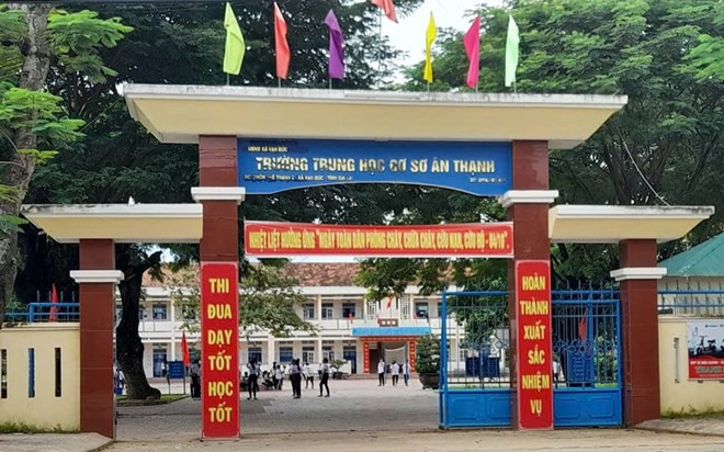 Tình tiết mới vụ học sinh đang học bị phó hiệu trưởng gọi ra quét rác giữa trời nắng