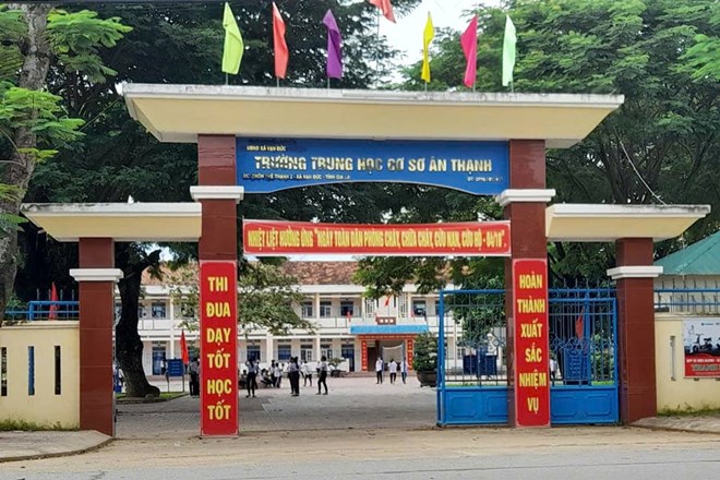 T&igrave;nh tiết mới vụ học sinh đang học bị ph&oacute; hiệu trưởng gọi ra&hellip; qu&eacute;t r&aacute;c giữa trời nắng - Ảnh 1.