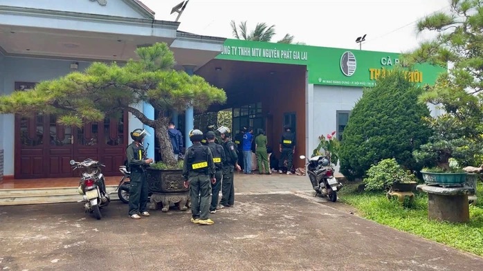 Vụ sản xuất c&agrave; ph&ecirc; giả:&nbsp;Khởi tố gi&aacute;m đốc chi nh&aacute;nh v&agrave; một nh&acirc;n vi&ecirc;n - Ảnh 1.