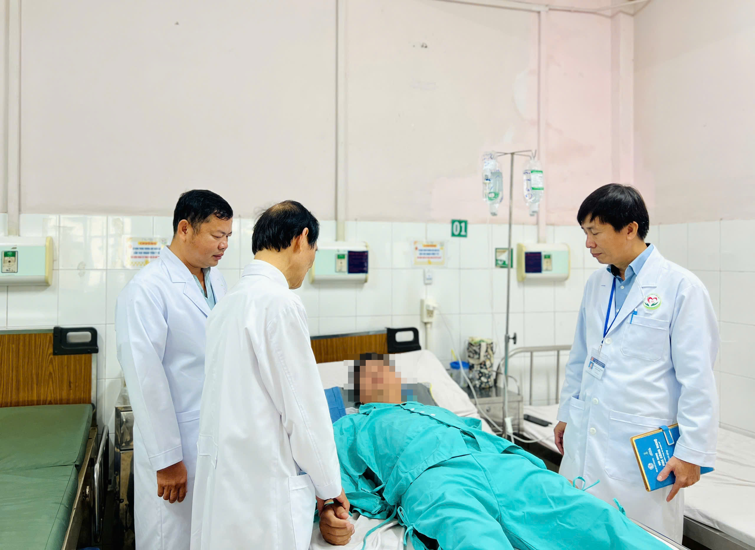 Đau nhức v&ugrave;ng h&aacute;ng, đi thăm kh&aacute;m ph&aacute;t hiện bị hoại tử chỏm xương đ&ugrave;i - Ảnh 1.