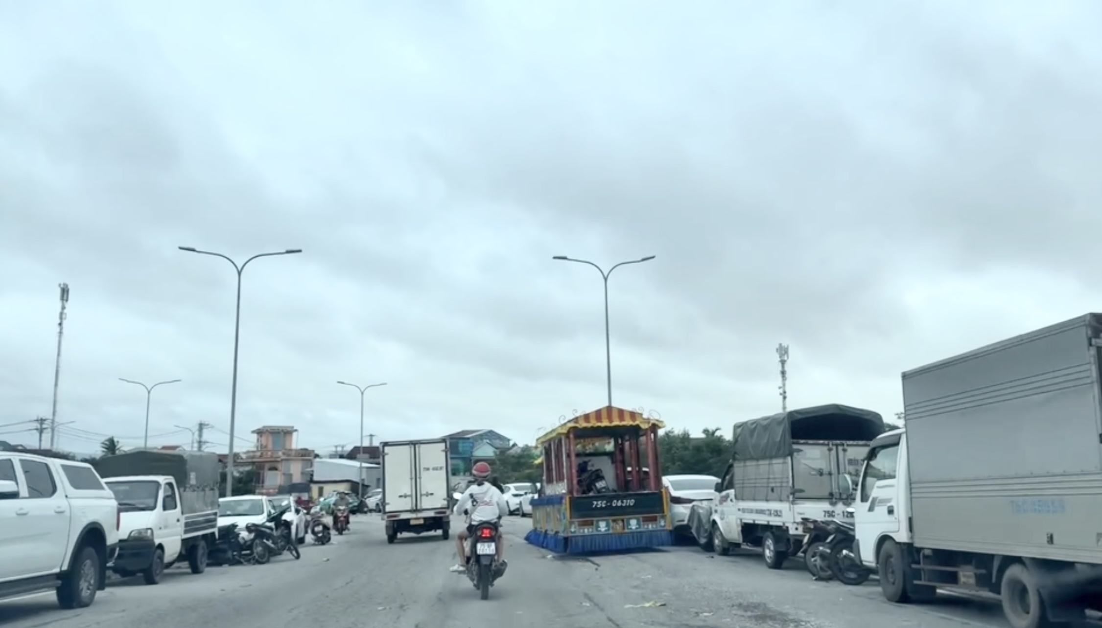 Chủ nh&acirc;n "ngủ qu&ecirc;n" sau lũ, h&agrave;ng trăm &ocirc; t&ocirc; vẫn &ldquo;đ&oacute;ng đ&ocirc;&rdquo; tr&ecirc;n cầu Chợ Dinh - Ảnh 8.