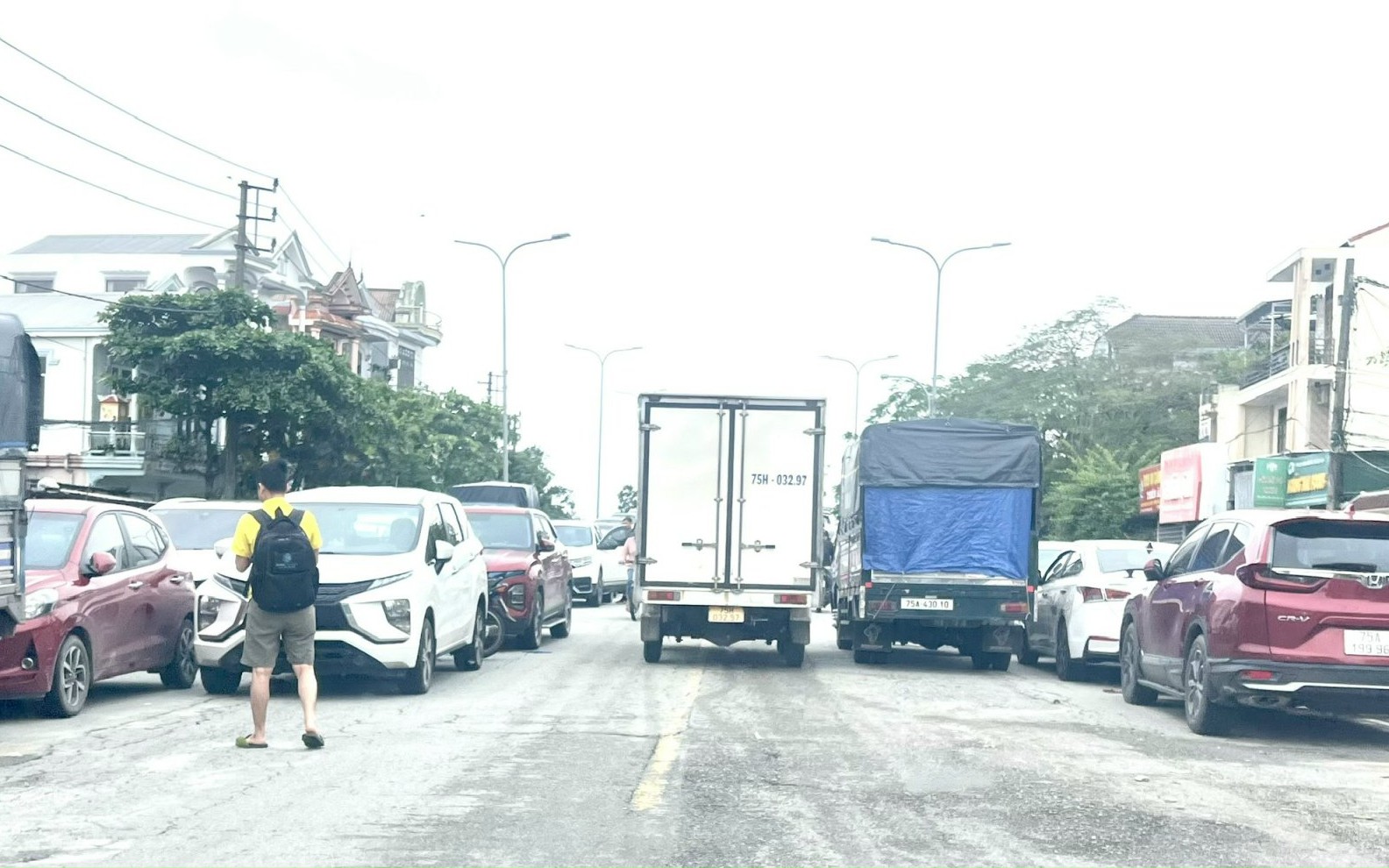 Bị chủ nhân "bỏ quên" sau lũ, hàng trăm ô tô đậu kín trên cầu ở Huế
