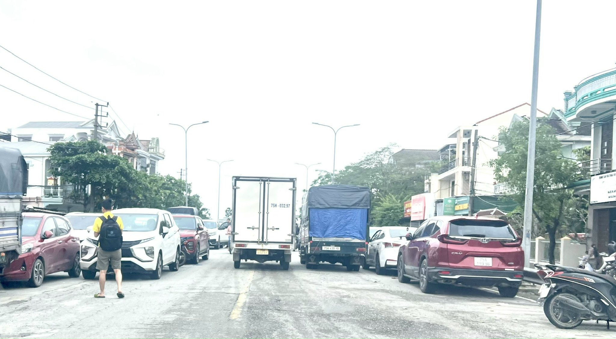 Chủ nh&acirc;n "ngủ qu&ecirc;n" sau lũ, h&agrave;ng trăm &ocirc; t&ocirc; vẫn &ldquo;đ&oacute;ng đ&ocirc;&rdquo; tr&ecirc;n cầu Chợ Dinh - Ảnh 4.