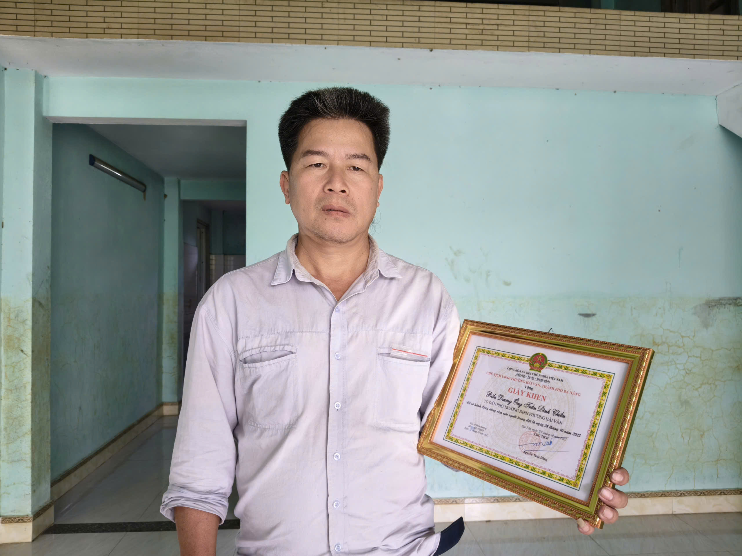 Khen thưởng &ocirc;ng Trần Đ&igrave;nh Chiến v&igrave; h&agrave;nh động dũng cảm cứu người trong lũ ở Đ&agrave; Nẵng - Ảnh 2.