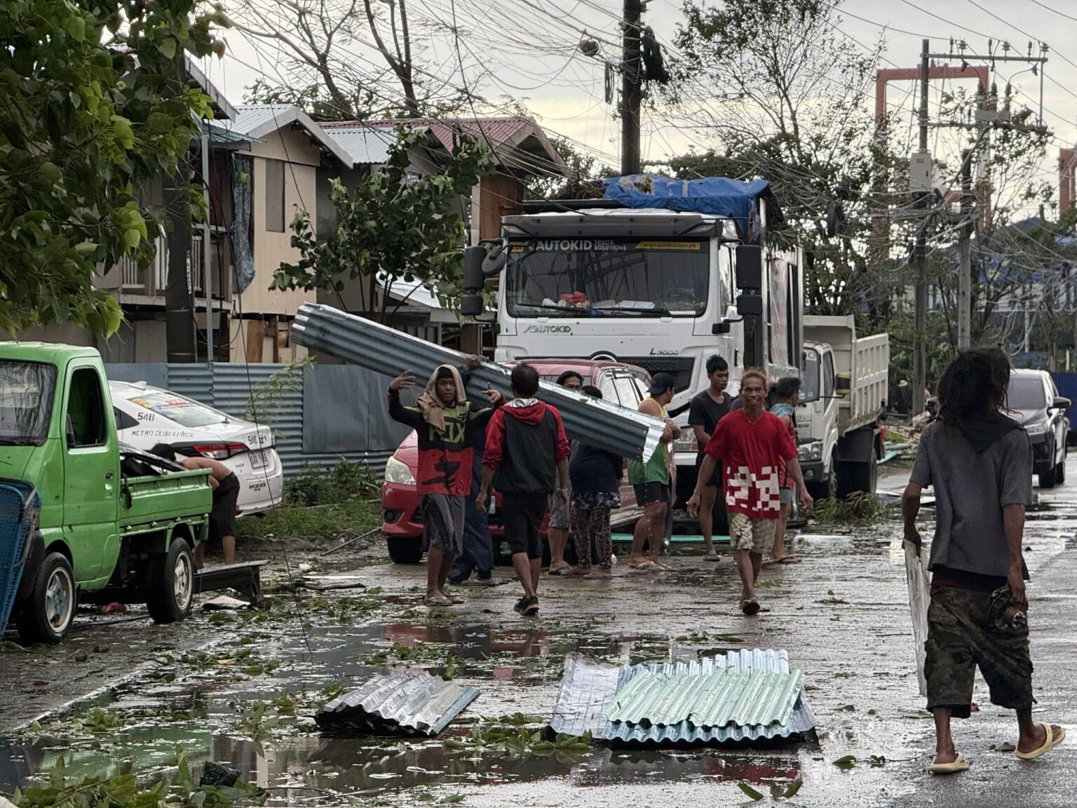 Bão kép đe dọa Philippines: Kalmaegi hoành hành, áp thấp nhiệt đới sắp thành siêu bão - Ảnh 1.
