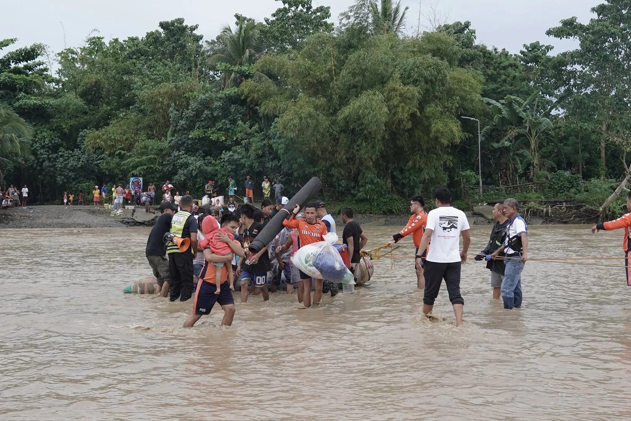 B&atilde;o Kalmaegi đổ bộ Philippines, h&agrave;ng loạt cảnh b&aacute;o được n&acirc;ng cấp - Ảnh 2.