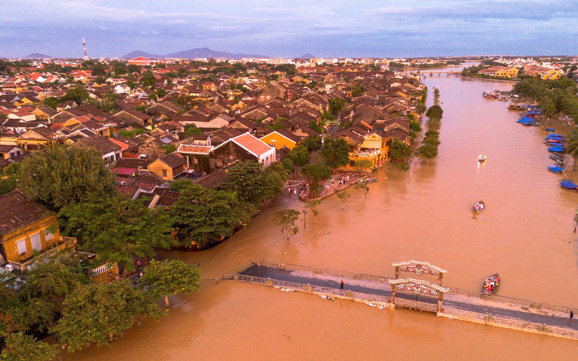 Phố cổ Hội An tấp nập khách nước ngoài sau lũ lịch sử
