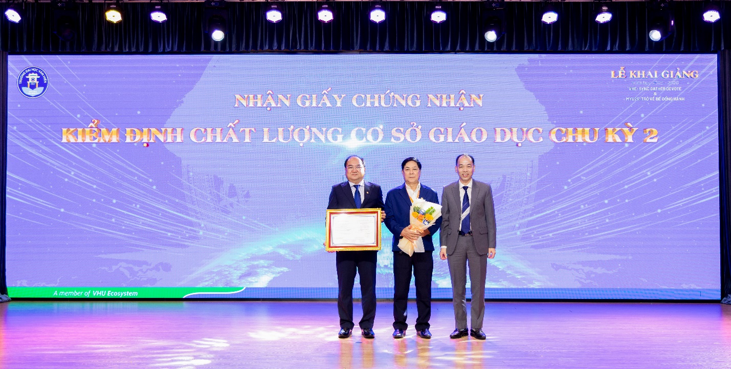 Trường ĐH Văn Hiến được trao giấy Chứng nhận kiểm định cơ sở giáo dục chu kỳ 2 tại Lễ Khai giảng - Ảnh 1.