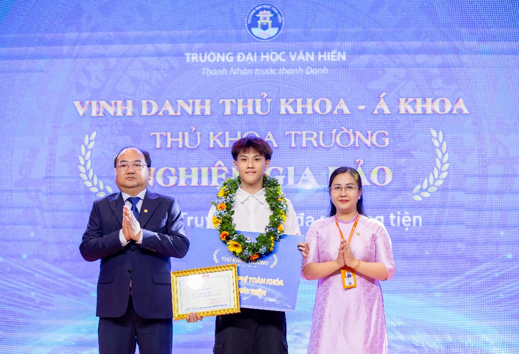 Trường ĐH Văn Hiến được trao giấy Chứng nhận kiểm định cơ sở giáo dục chu kỳ 2 tại Lễ Khai giảng - Ảnh 3.