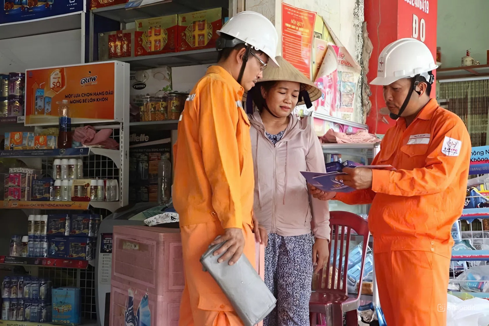 Điện lực Quảng Trị: 100% khách hàng thanh toán điện không tiền mặt - Ảnh 2.