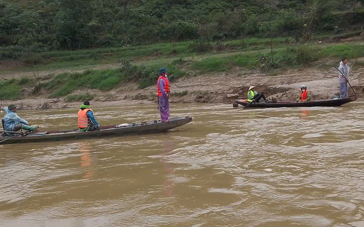 Lật thuyền trên sông, vợ được cứu, chồng mất tích