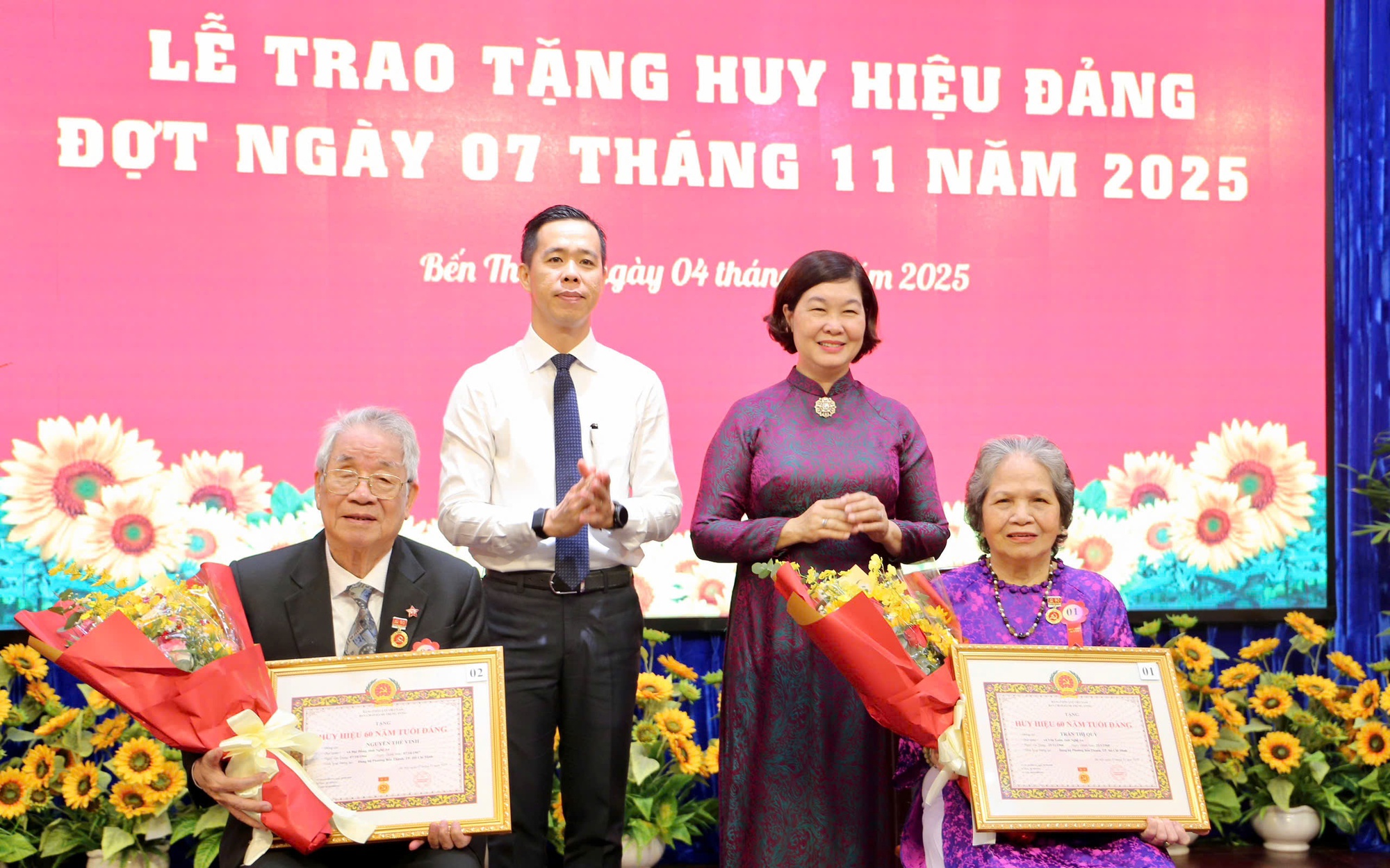 Trao Huy hiệu Đảng tại phường Bến Thành (TP HCM): Vinh dự và động lực tiếp bước