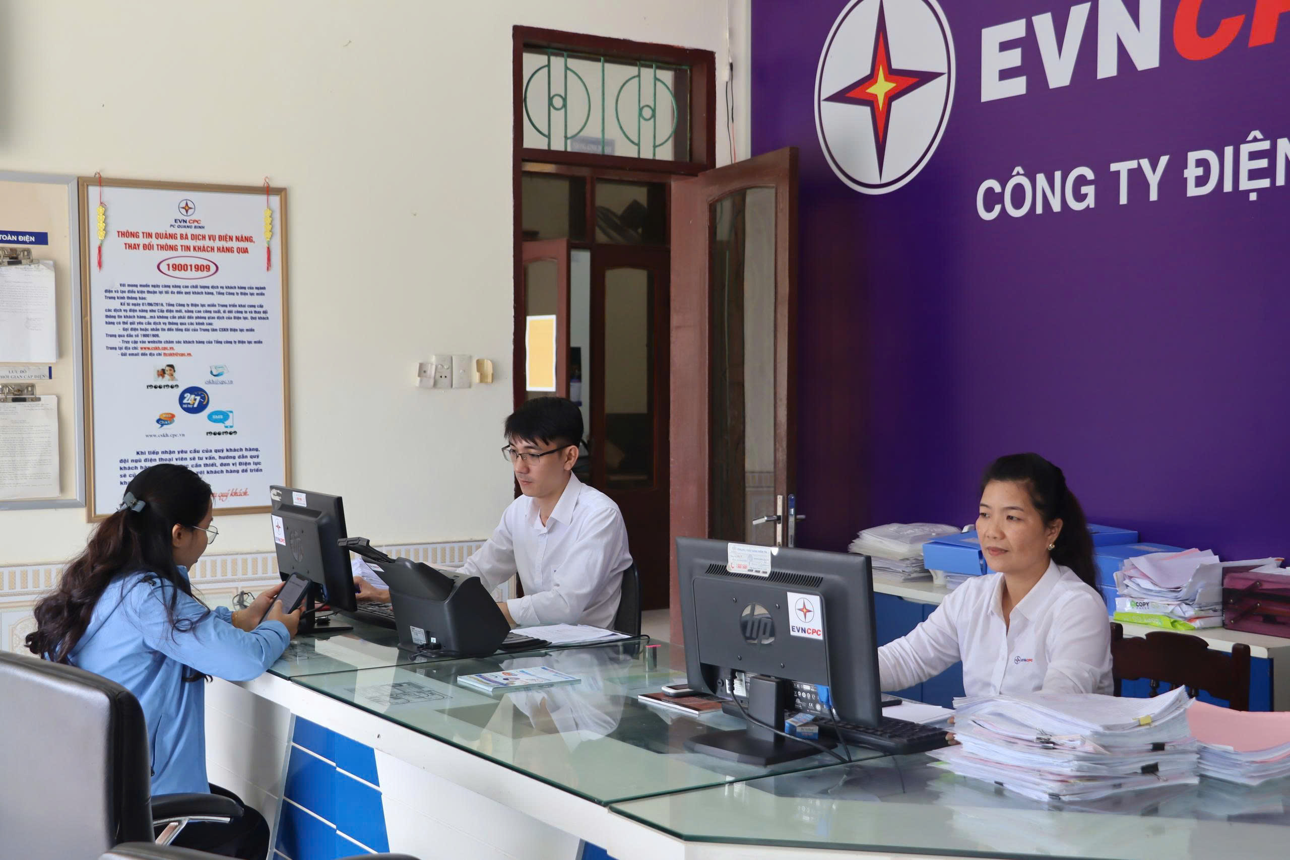 Điện lực Quảng Trị: 100% khách hàng thanh toán điện không tiền mặt - Ảnh 1.