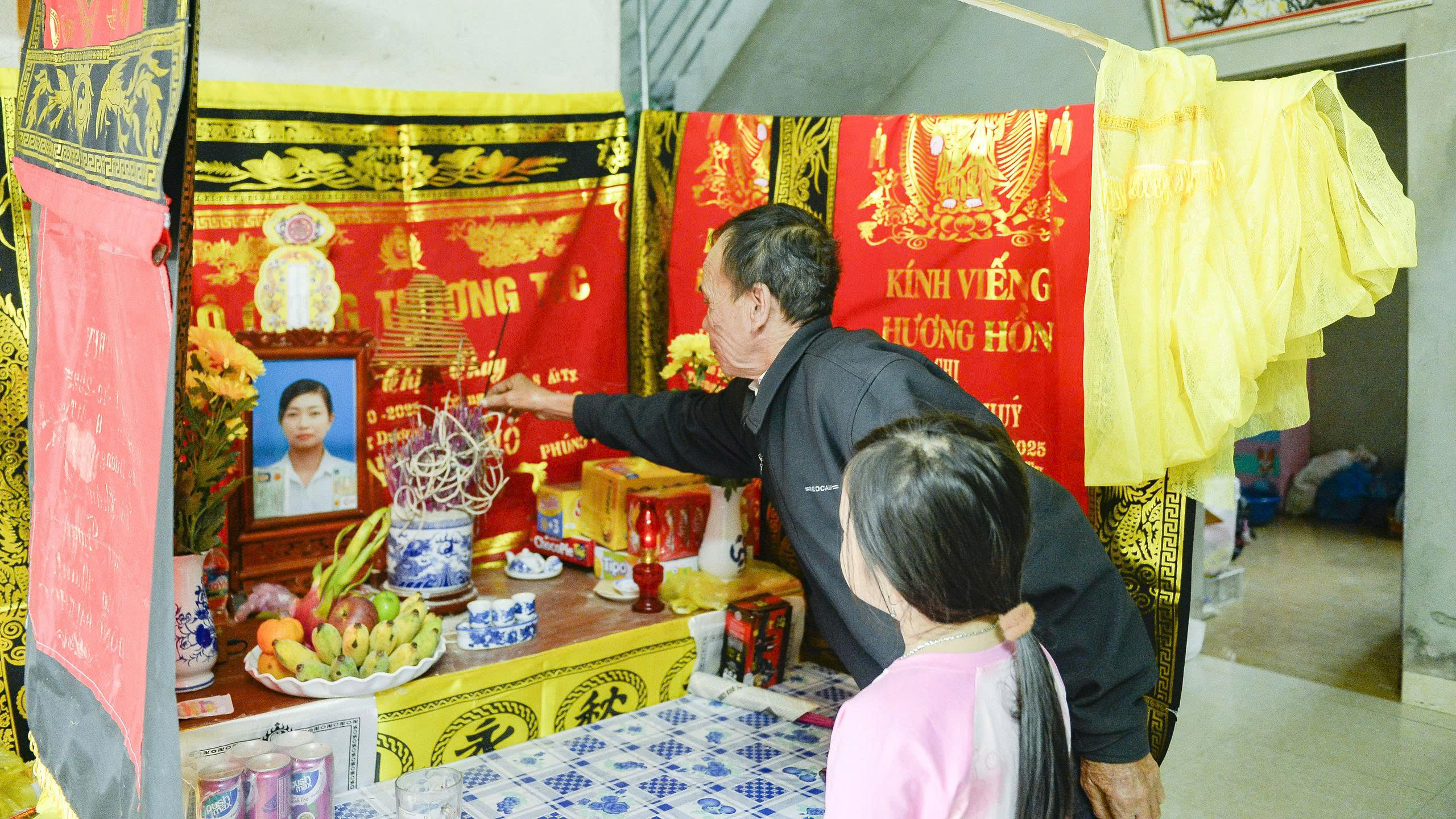 B&aacute;o Người Lao Động trao 30 triệu đồng tới 2 ch&aacute;u nhỏ c&oacute; mẹ tử vong trong b&atilde;o số 10 - Ảnh 2.