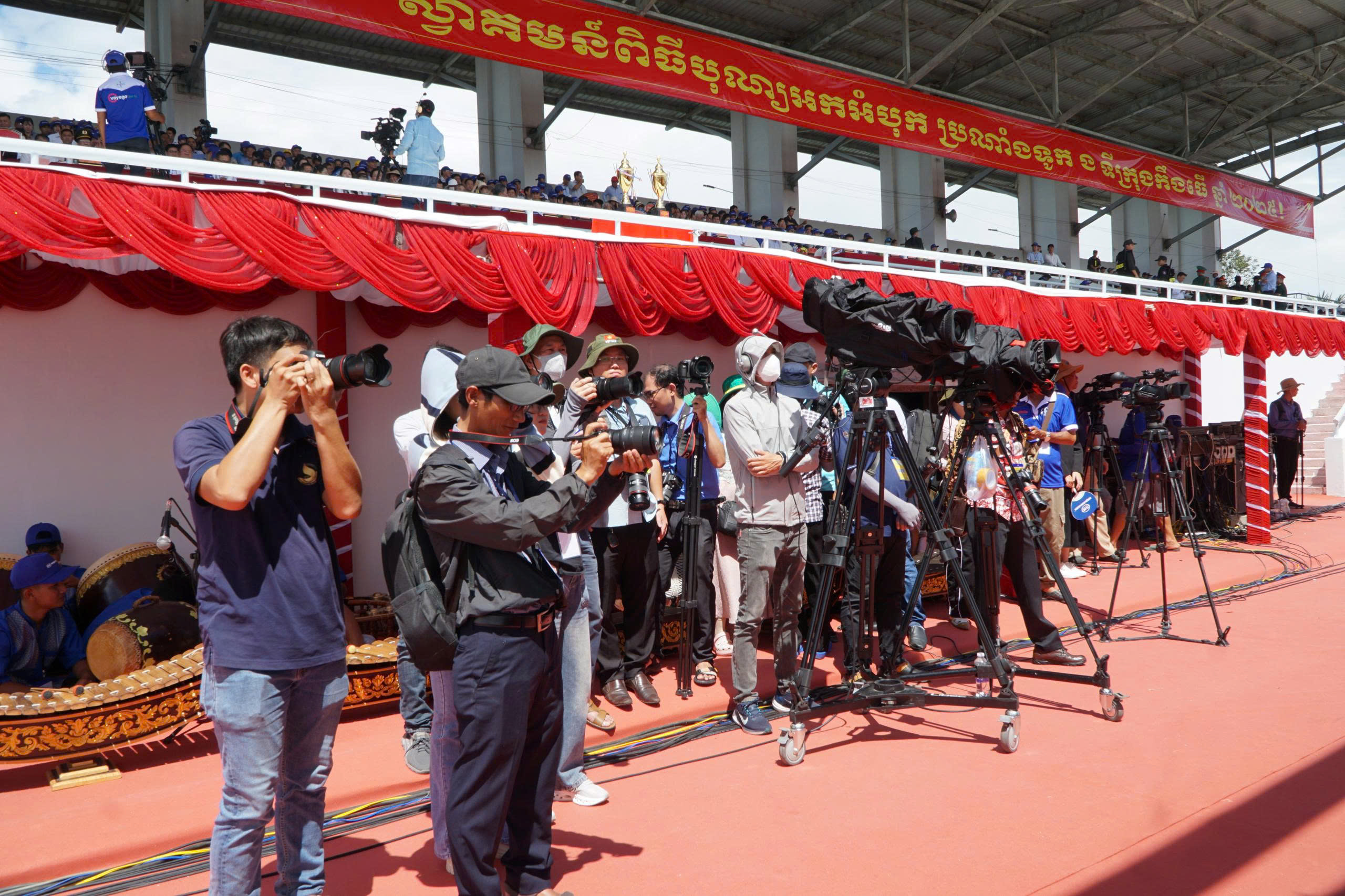 VIDEO: 61 đội đua ghe ngo tranh t&agrave;i nghẹt thở tr&ecirc;n s&ocirc;ng Masp&eacute;ro ở Cần Thơ - Ảnh 9.