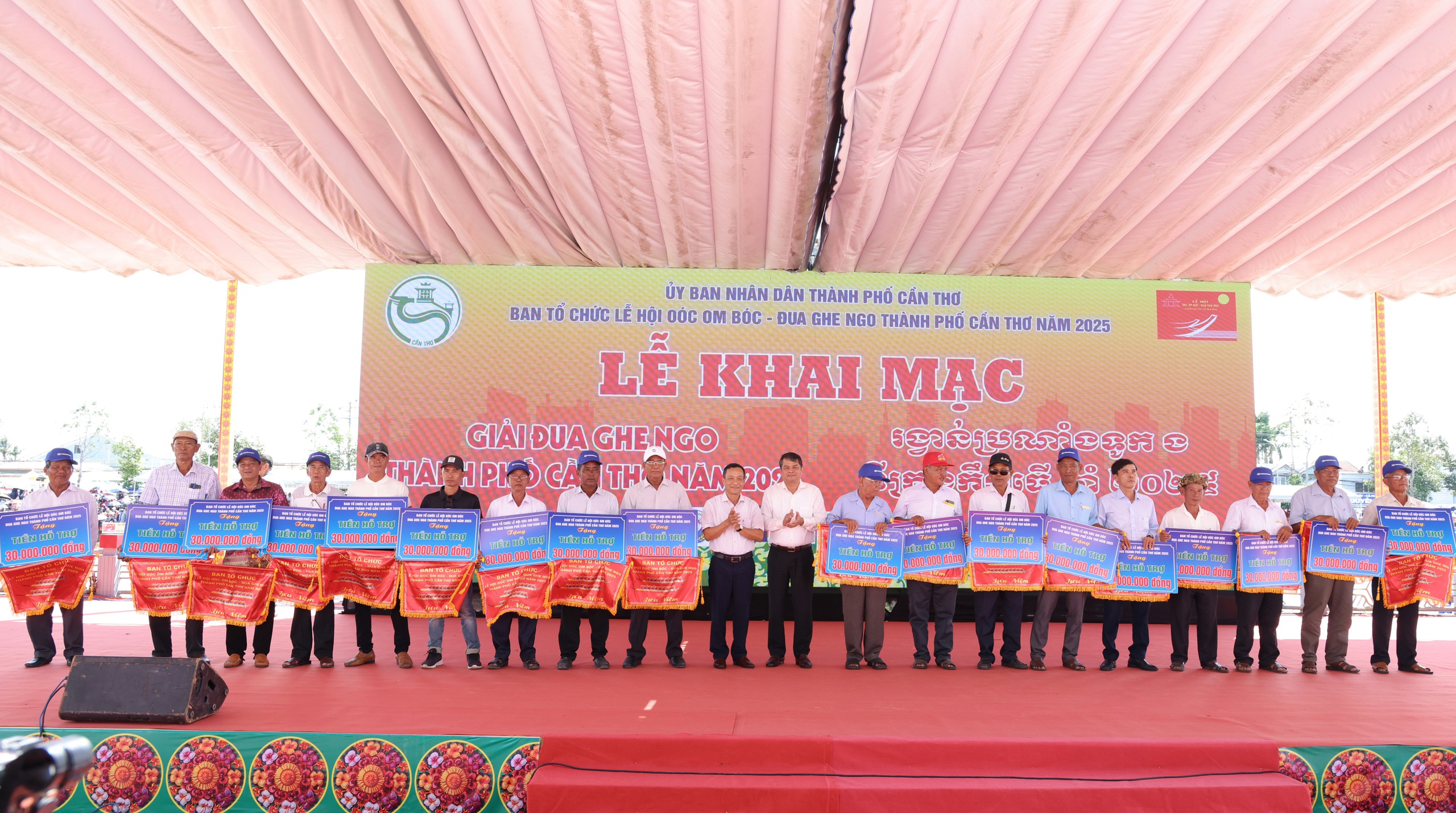 VIDEO: 61 đội đua ghe ngo tranh t&agrave;i nghẹt thở tr&ecirc;n s&ocirc;ng Masp&eacute;ro ở Cần Thơ - Ảnh 6.