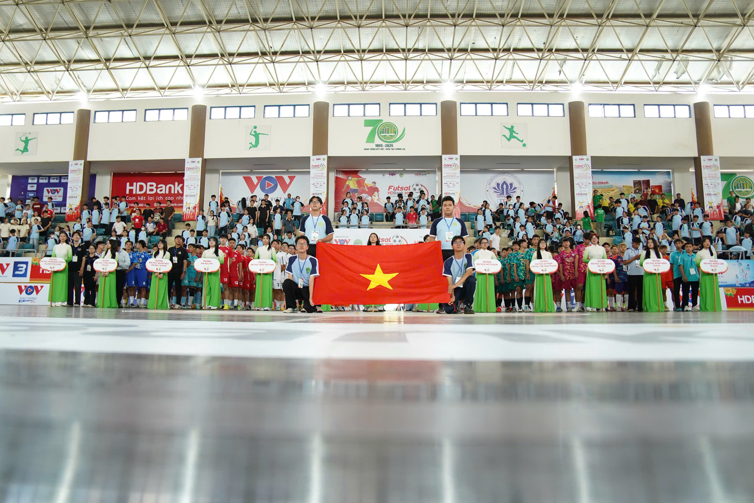 Giải futsal sinh vi&ecirc;n khu vực TP HCM khai m&agrave;n đầy s&ocirc;i động - Ảnh 1.