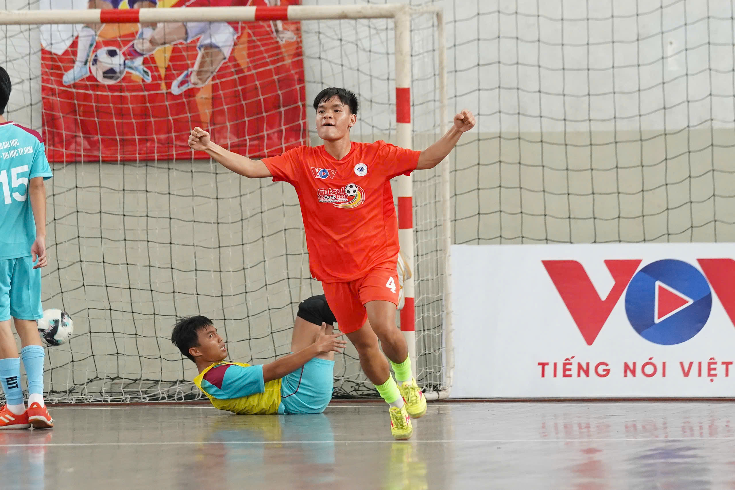 Giải futsal sinh vi&ecirc;n khu vực TP HCM khai m&agrave;n đầy s&ocirc;i động - Ảnh 2.