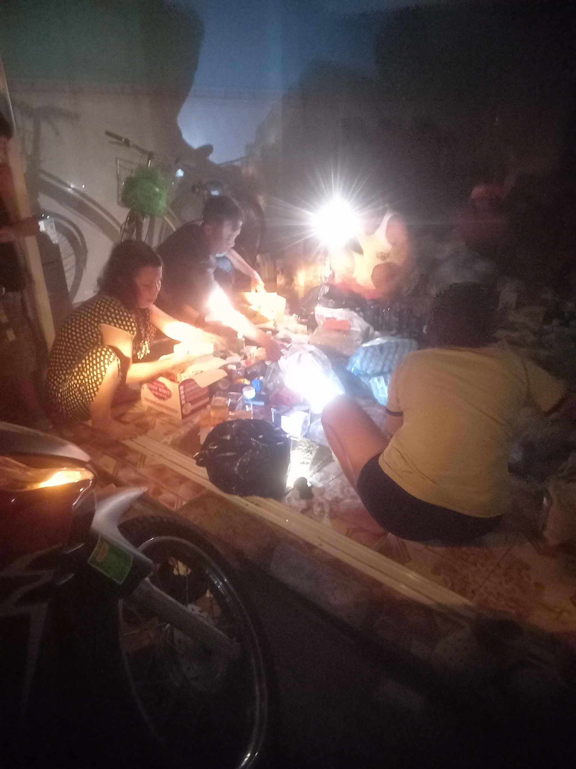 Chợ B&igrave;nh Dương ch&aacute;y lớn đ&ecirc;m khuya g&acirc;y thiệt hại nặng nề cho tiểu thương - Ảnh 1.