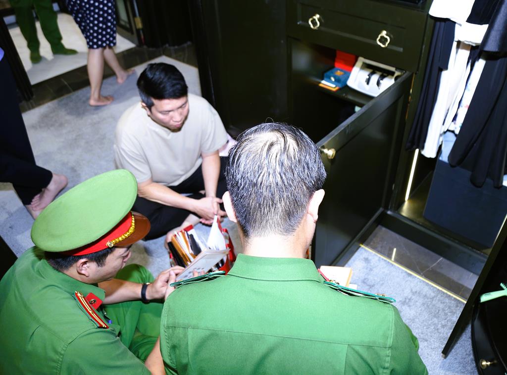 Vụ bắt chồng Đo&agrave;n Di Băng: Kh&aacute;m ph&aacute; đường d&acirc;y sản xuất kem chống nắng giả - Ảnh 3.
