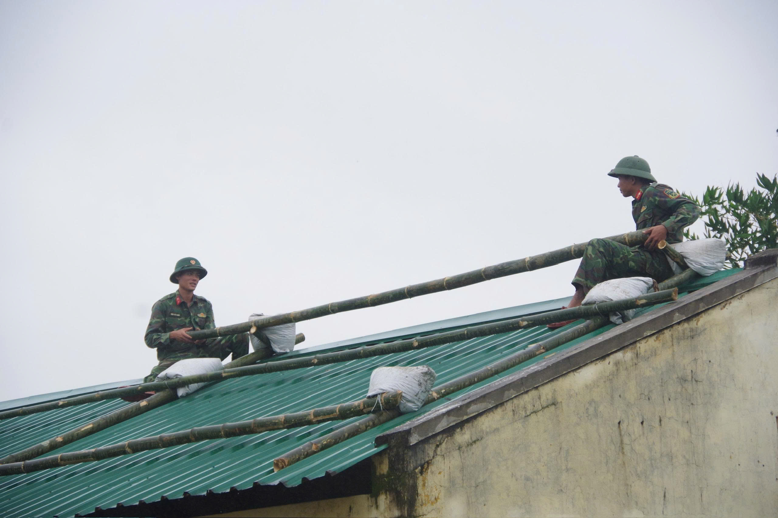 Bộ đội tham gia ứng phó bão số 13 Kalmaegi , bảo vệ an toàn cho người dân - Ảnh 4.