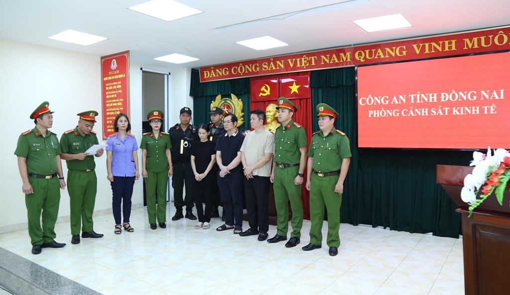 Vụ bắt chồng Đo&agrave;n Di Băng: Kh&aacute;m ph&aacute; đường d&acirc;y sản xuất kem chống nắng giả - Ảnh 1.