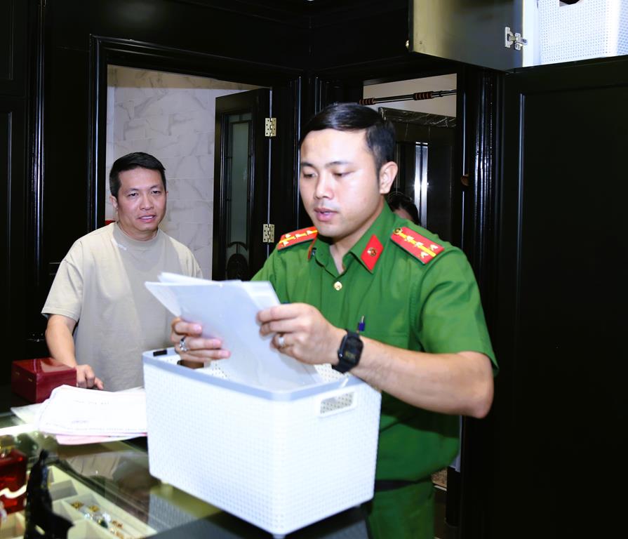 Vụ bắt chồng Đo&agrave;n Di Băng: Kh&aacute;m ph&aacute; đường d&acirc;y sản xuất kem chống nắng giả - Ảnh 2.