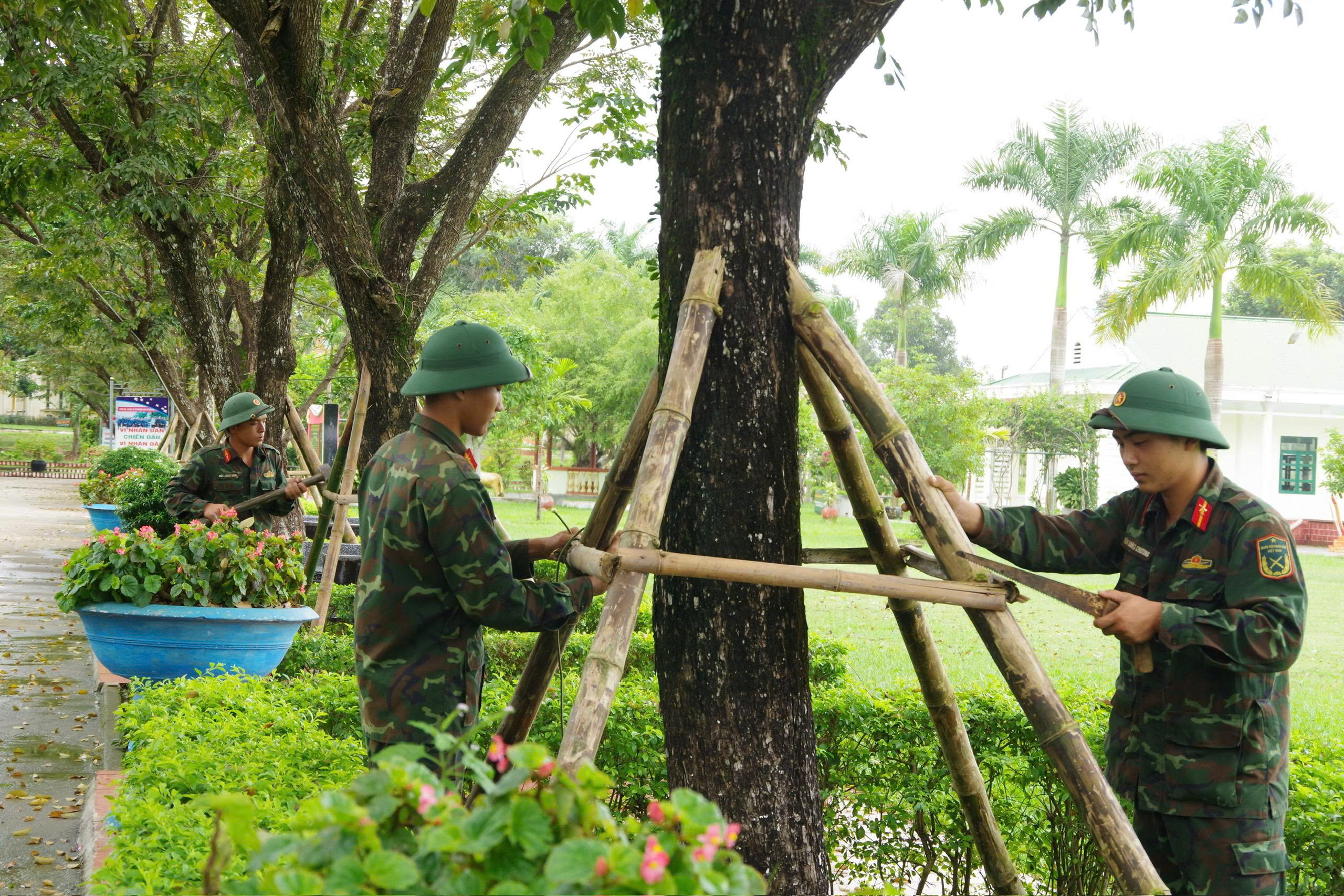 Bộ đội tham gia ứng phó bão số 13 Kalmaegi , bảo vệ an toàn cho người dân - Ảnh 2.