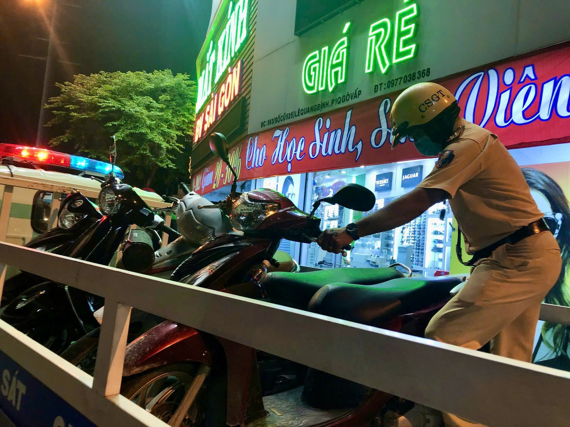 TP HCM nghi&ecirc;m cấm C&ocirc;ng an "bao che, bảo k&ecirc;" c&aacute;c trường hợp vi phạm nồng độ cồn - Ảnh 1.