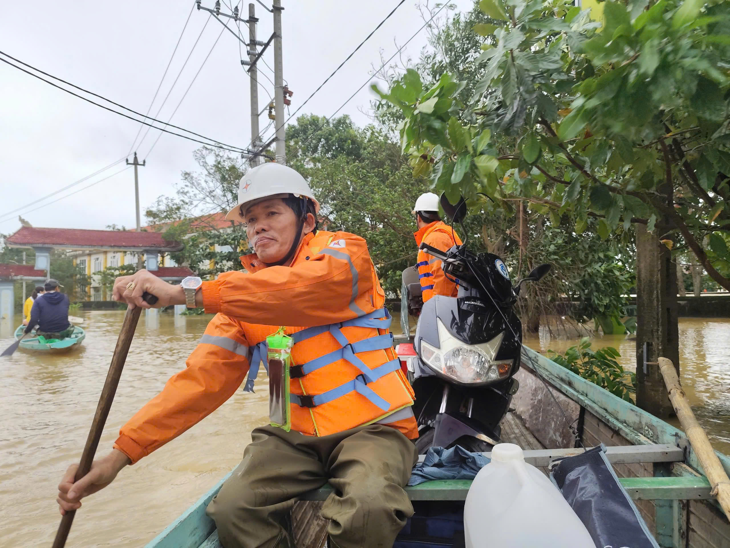 Quảng Trị khẩn trương kh&ocirc;i phục cấp điện, sẵn s&agrave;ng ứng ph&oacute; b&atilde;o số 13 - Ảnh 1.