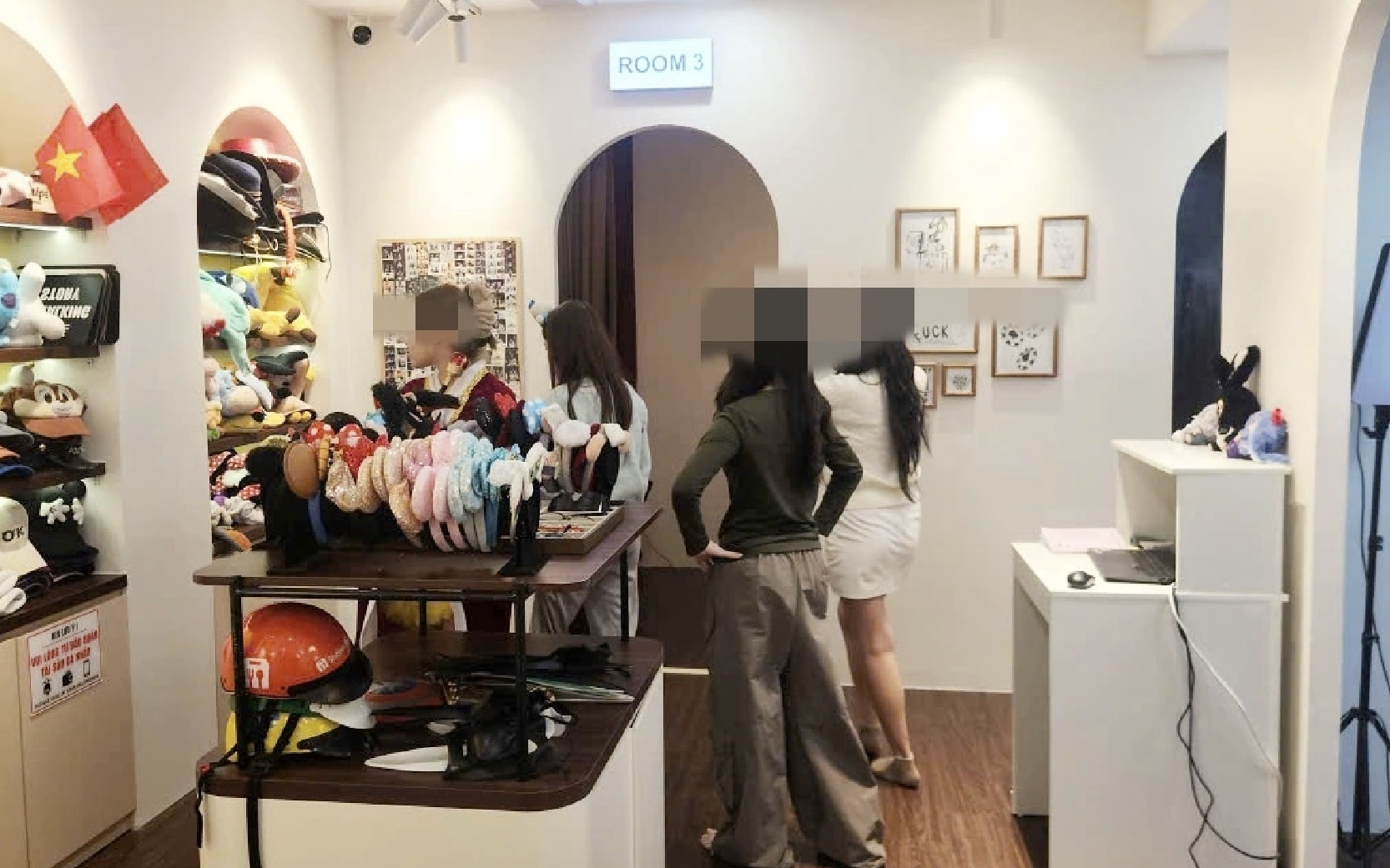 Tiệm chụp ảnh bị tố gắn camera, phát tán hình ảnh thiếu nữ đang thay đồ