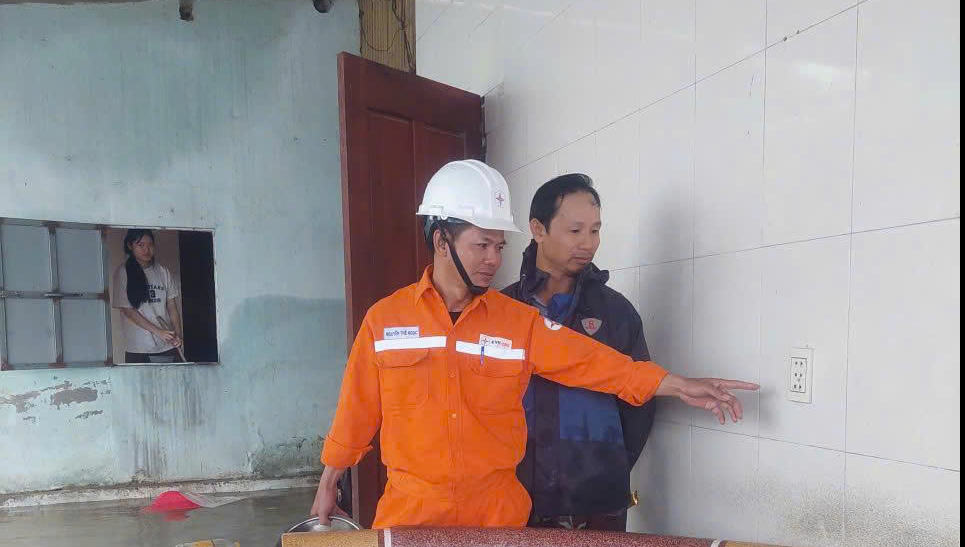 Quảng Trị khẩn trương kh&ocirc;i phục cấp điện, sẵn s&agrave;ng ứng ph&oacute; b&atilde;o số 13 - Ảnh 2.