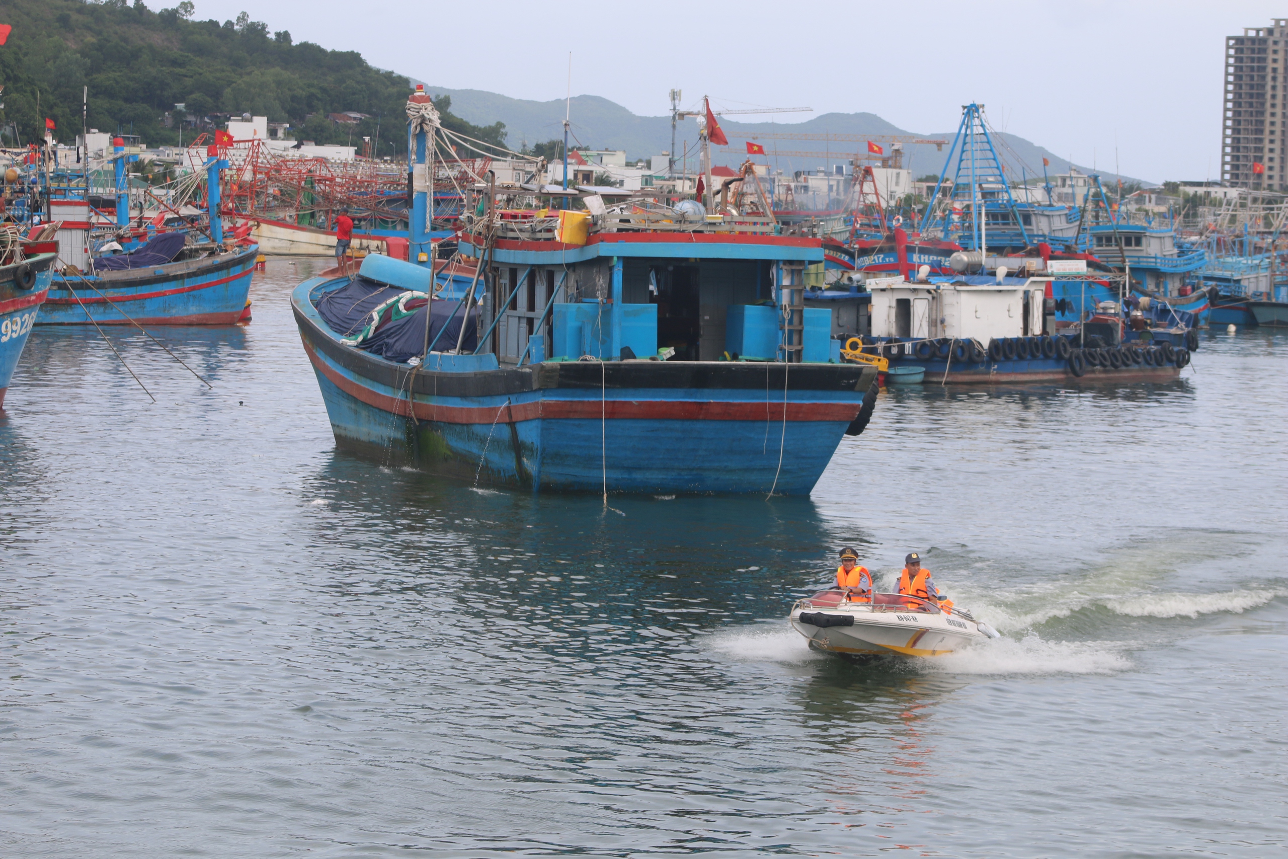 Kh&aacute;nh H&ograve;a: Di dời d&acirc;n v&ugrave;ng sạt lở, cho học sinh nghỉ học ph&ograve;ng b&atilde;o Kalmaegi - Ảnh 2.