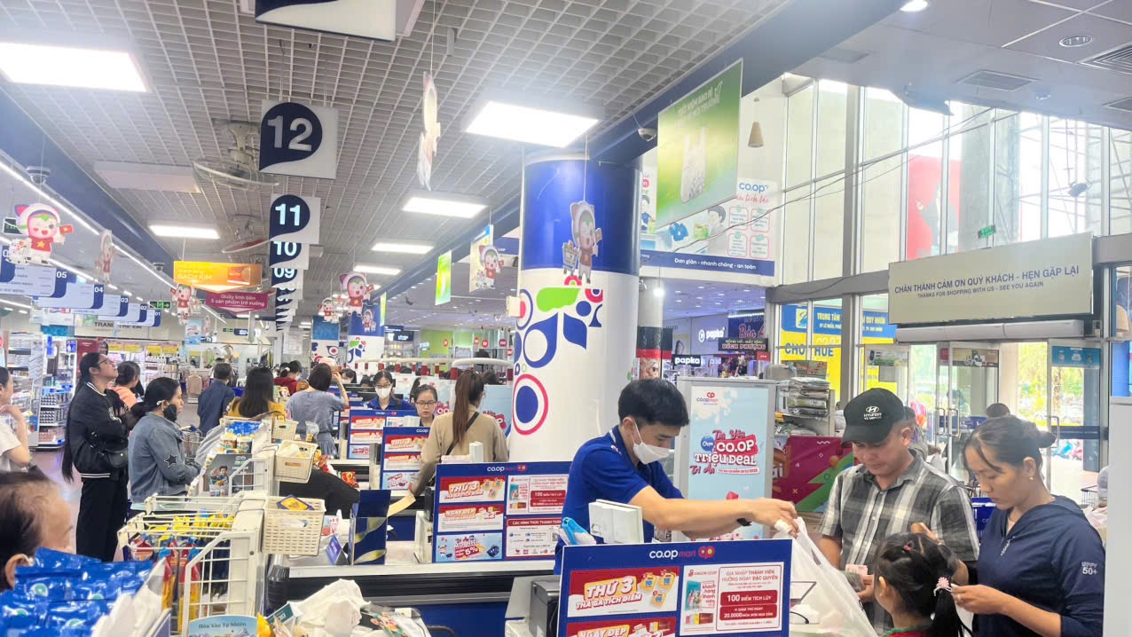 Người d&acirc;n Quy Nhơn đổ x&ocirc; mua thực phẩm dự trữ trước b&atilde;o số 13 - Ảnh 2.