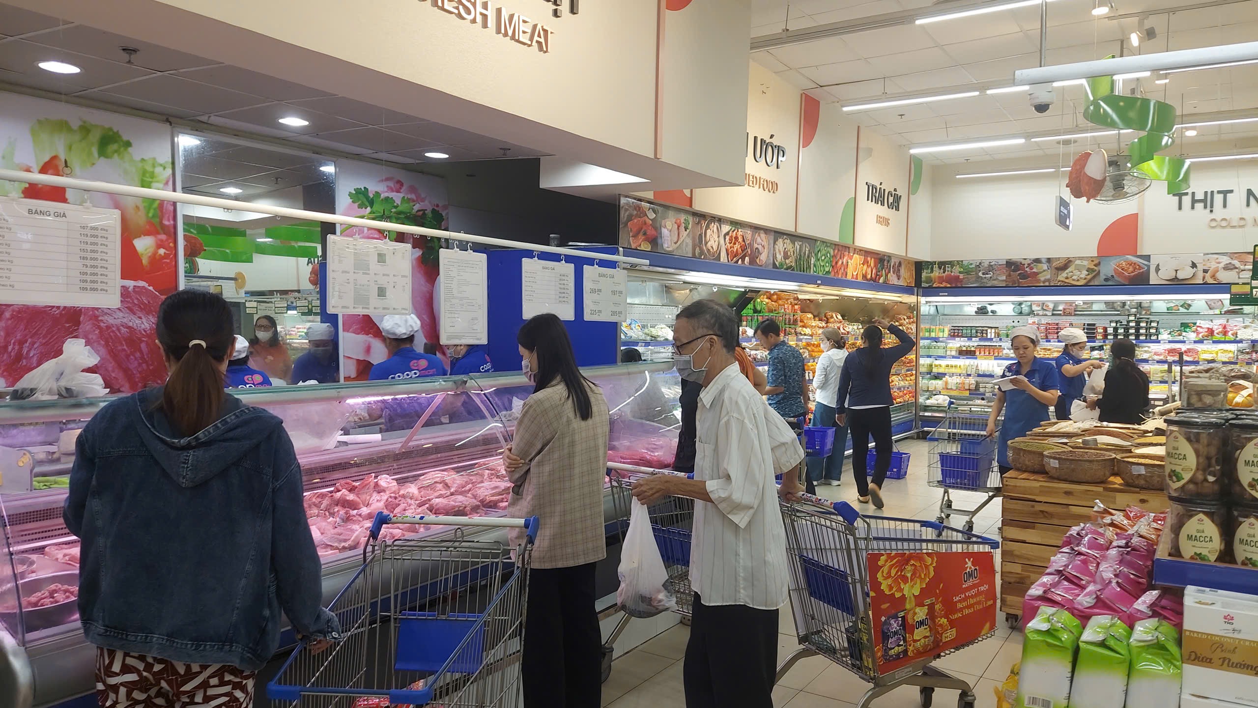 Người d&acirc;n Quy Nhơn đổ x&ocirc; mua thực phẩm dự trữ trước b&atilde;o số 13 - Ảnh 1.