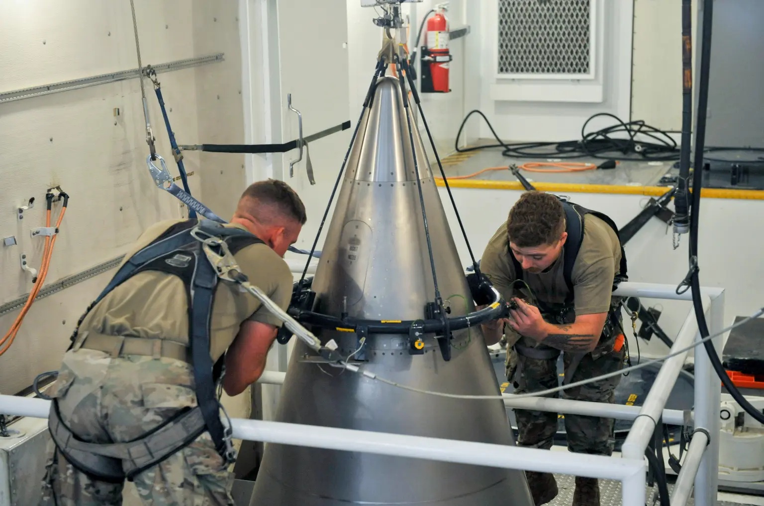 Mỹ phóng "tên lửa tận thế" Minuteman III - Ảnh 2.