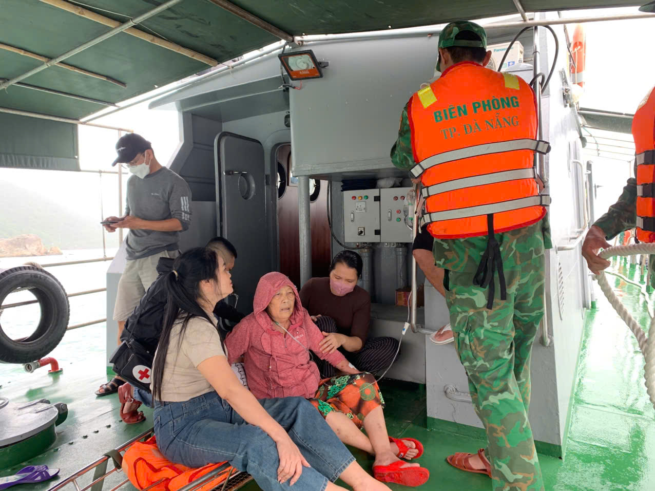 Điều tàu Biên phòng khẩn cấp đưa cụ bà 72 tuổi từ đảo Cù Lao Chàm về đất liền - Ảnh 1.