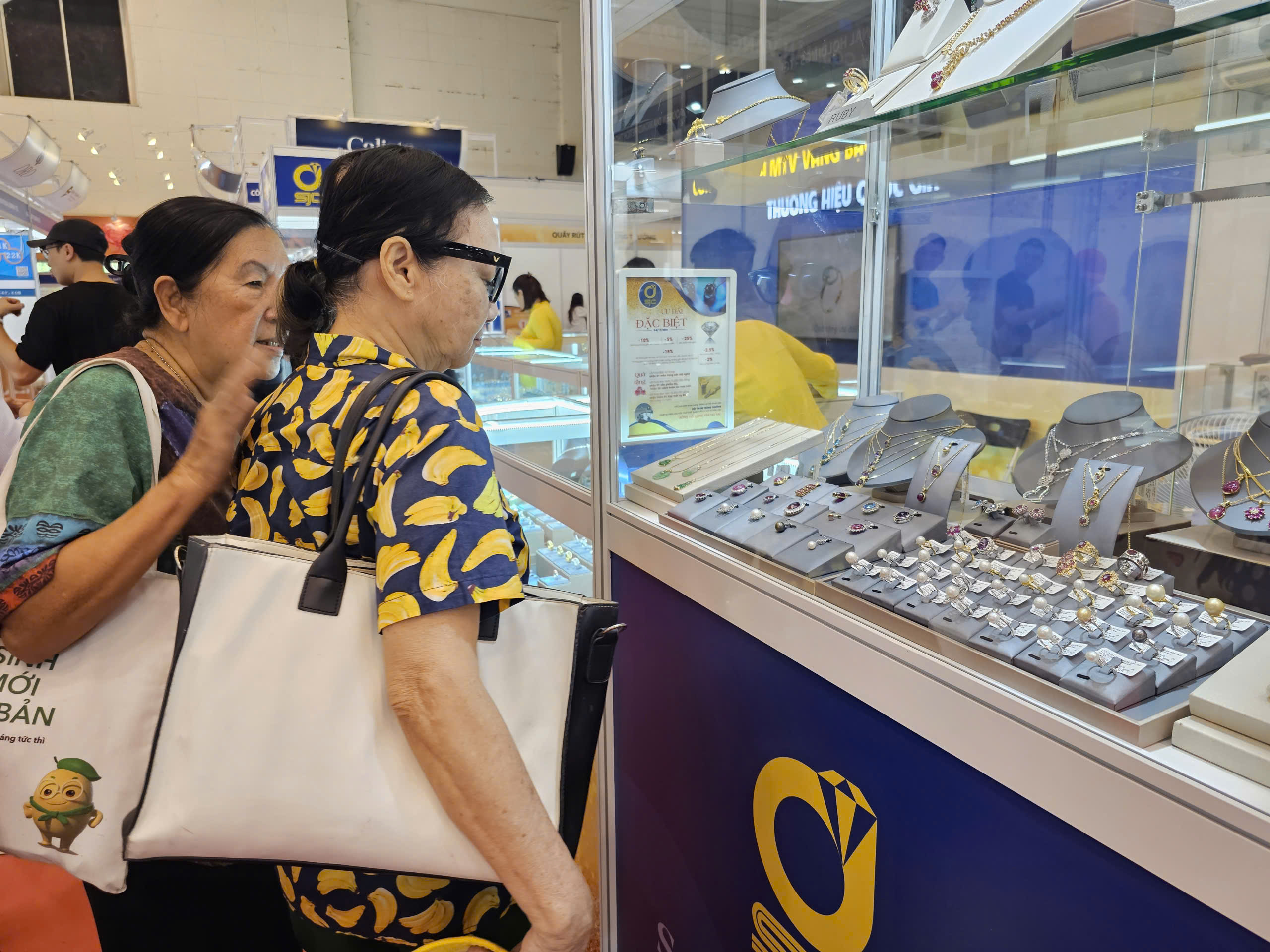 Bộ trang sức đính đá thạch anh tím và kim cương trị giá 3 tỉ đồng tại hội chợ SJC - Ảnh 1.