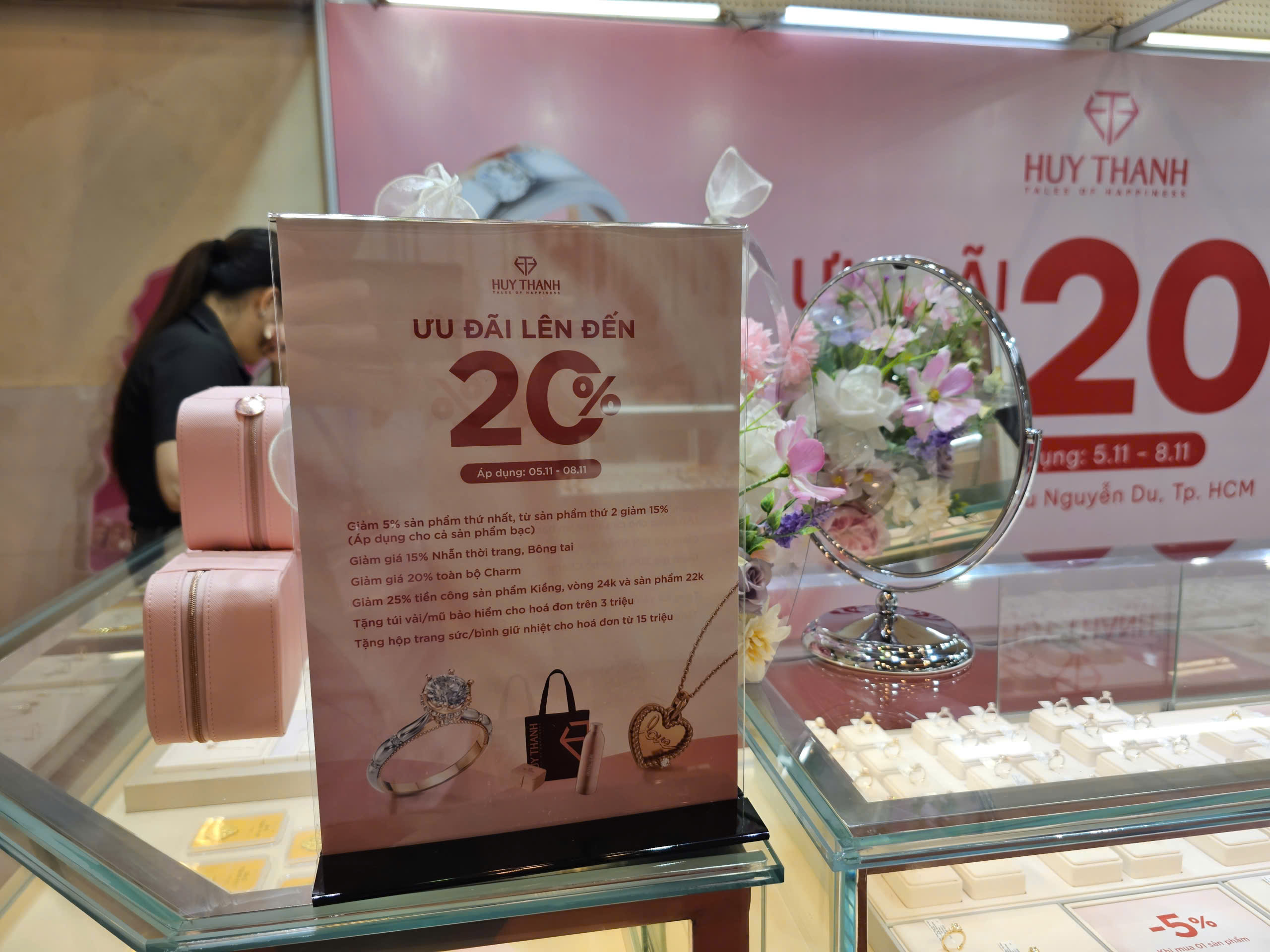 Bộ trang sức đính đá thạch anh tím và kim cương trị giá 3 tỉ đồng tại hội chợ SJC - Ảnh 7.
