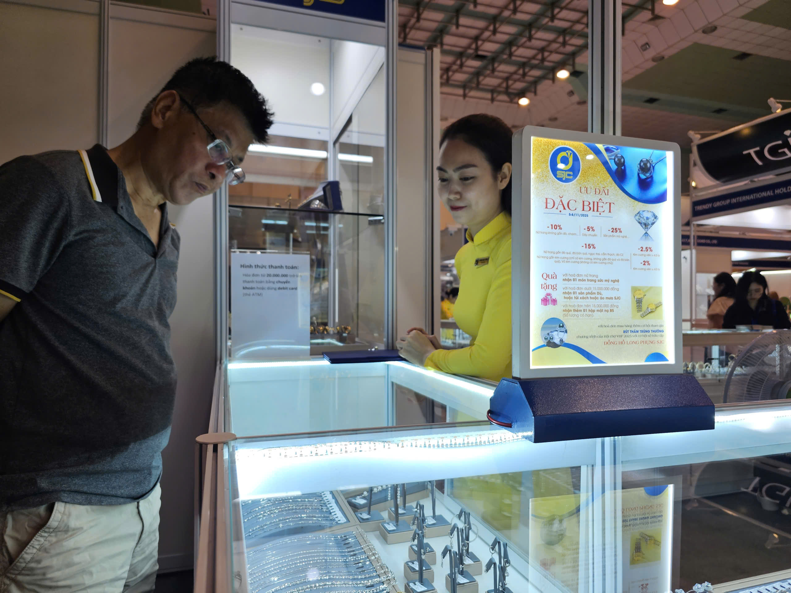 Bộ trang sức đính đá thạch anh tím và kim cương trị giá 3 tỉ đồng tại hội chợ SJC - Ảnh 2.