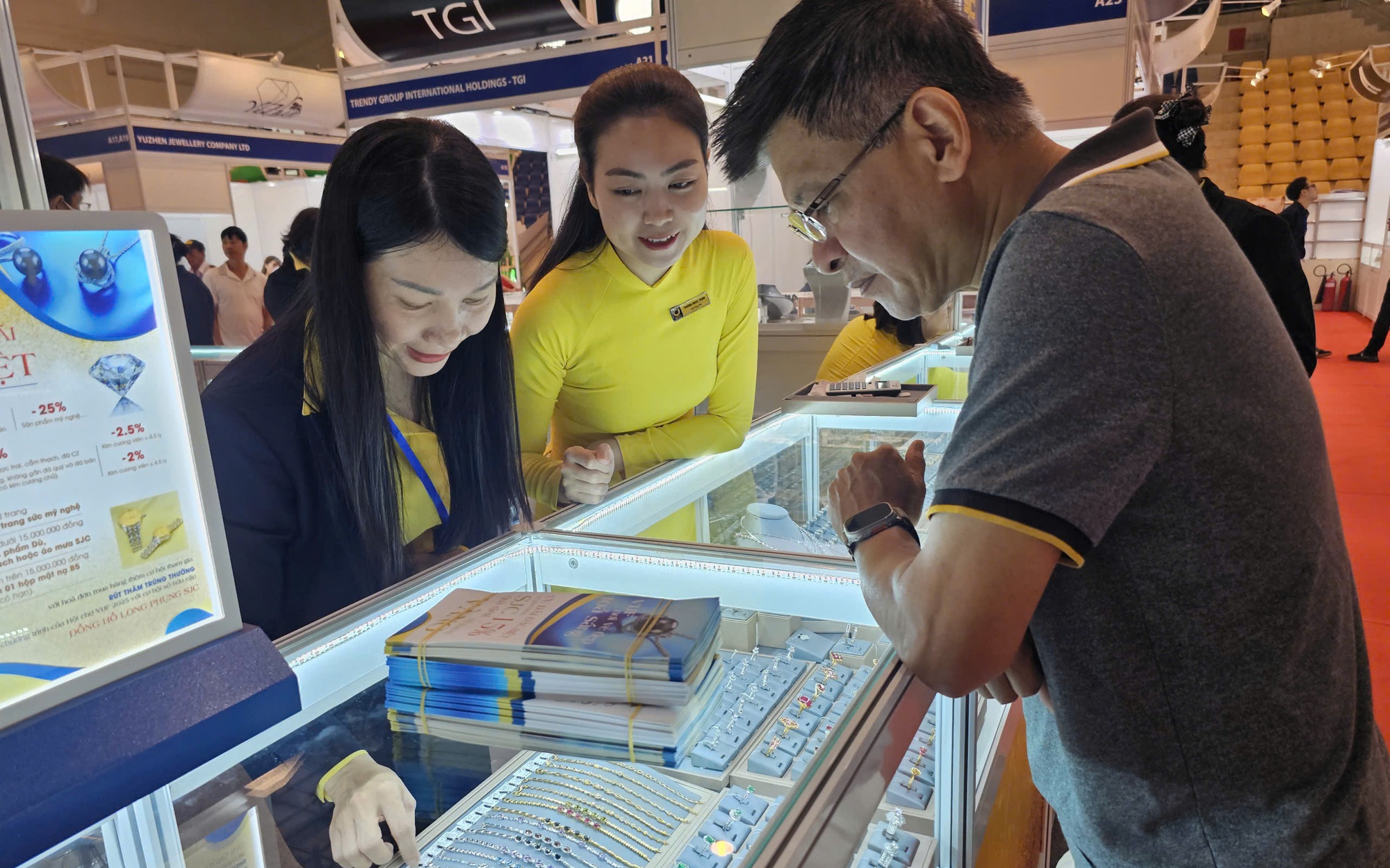 Người dân chen chân săn vàng, ngắm kim cương tại Hội chợ trang sức Việt Nam 2025