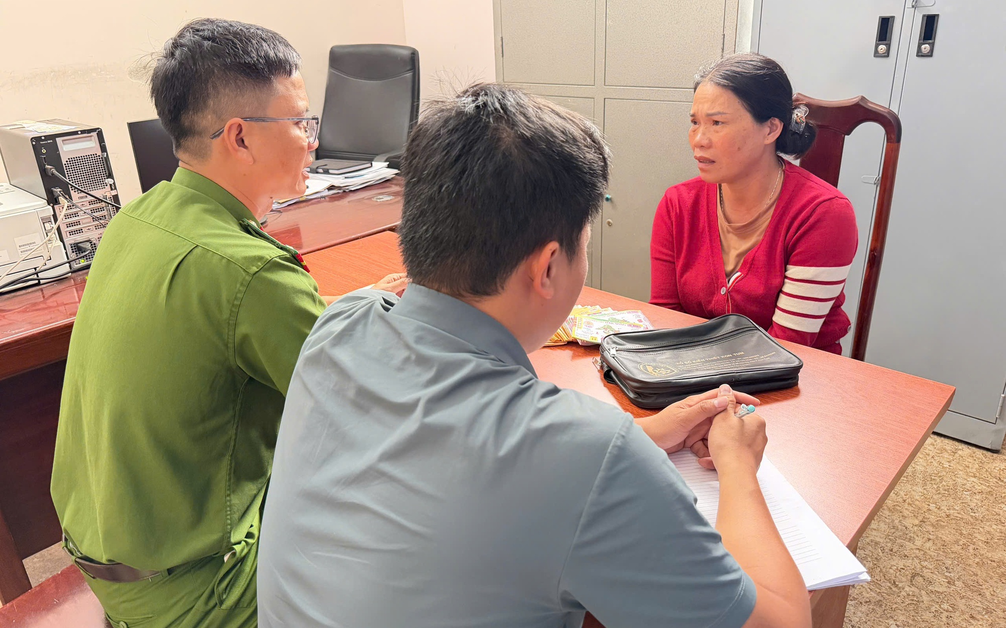 Người phụ nữ bị trộm 800 tờ v&eacute; số v&agrave; thẻ c&agrave;o tr&uacute;ng thưởng tại Đắk Lắk - Ảnh 2.