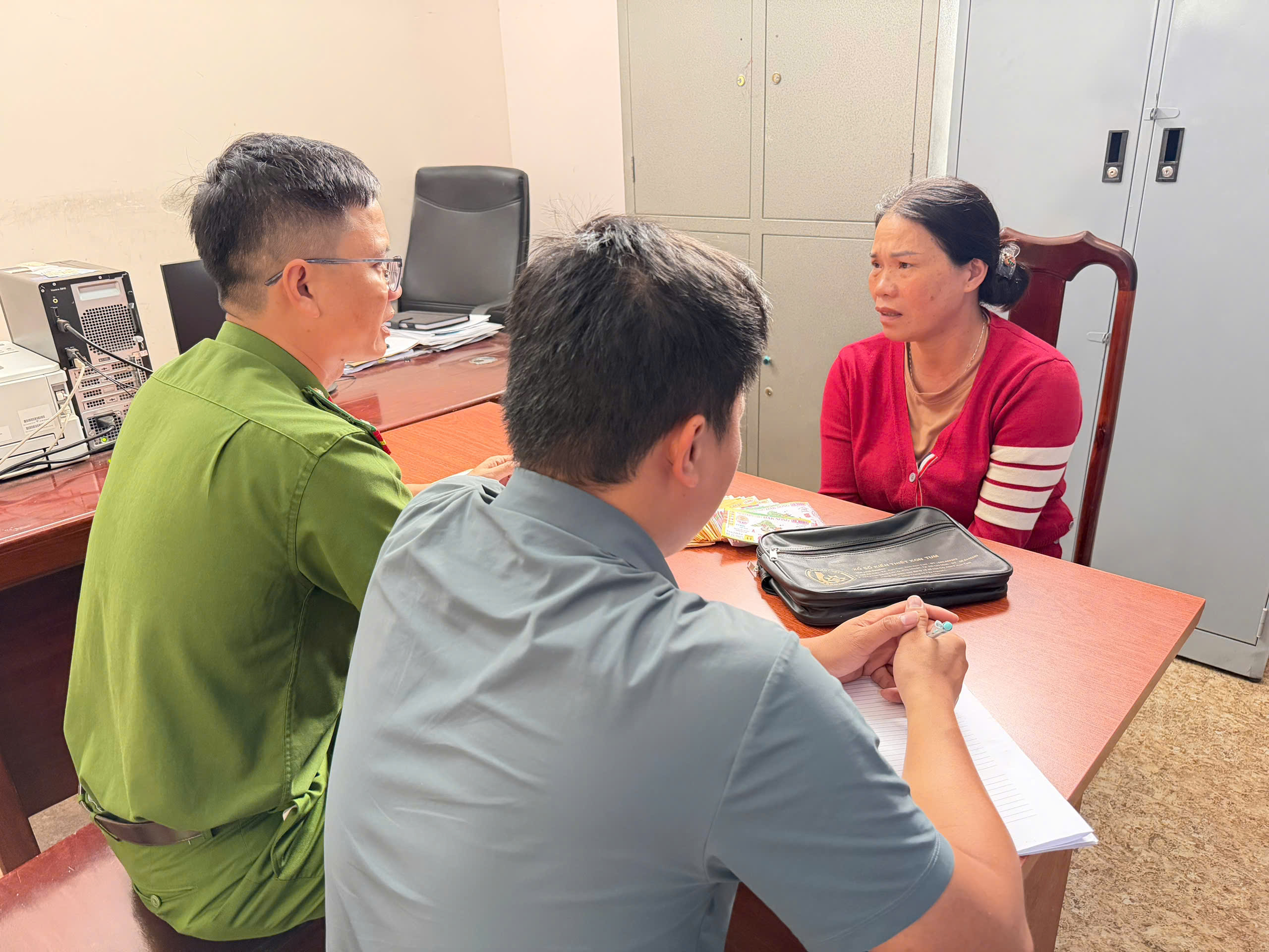 Bắt giữ người phụ nữ cướp giật túi xách của người bán vé số dạo ở Đắk Lắk - Ảnh 1.