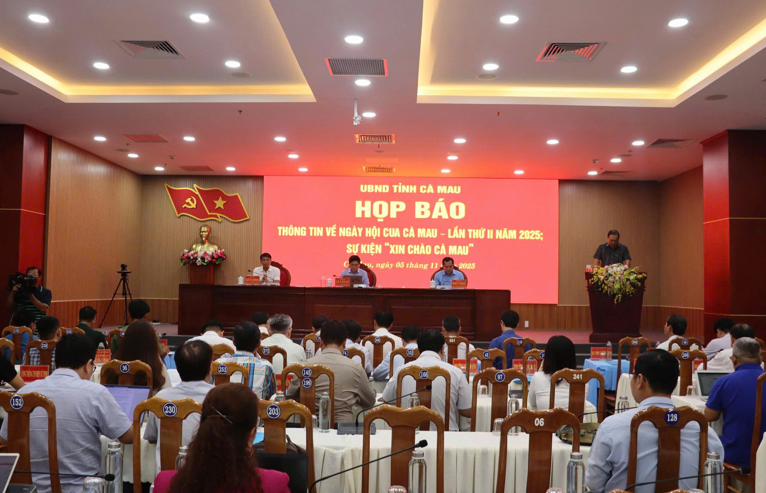 Nhiều tr&ograve; chơi d&acirc;n gian hấp dẫn tại Ng&agrave;y hội cua C&agrave; Mau - Ảnh 1.