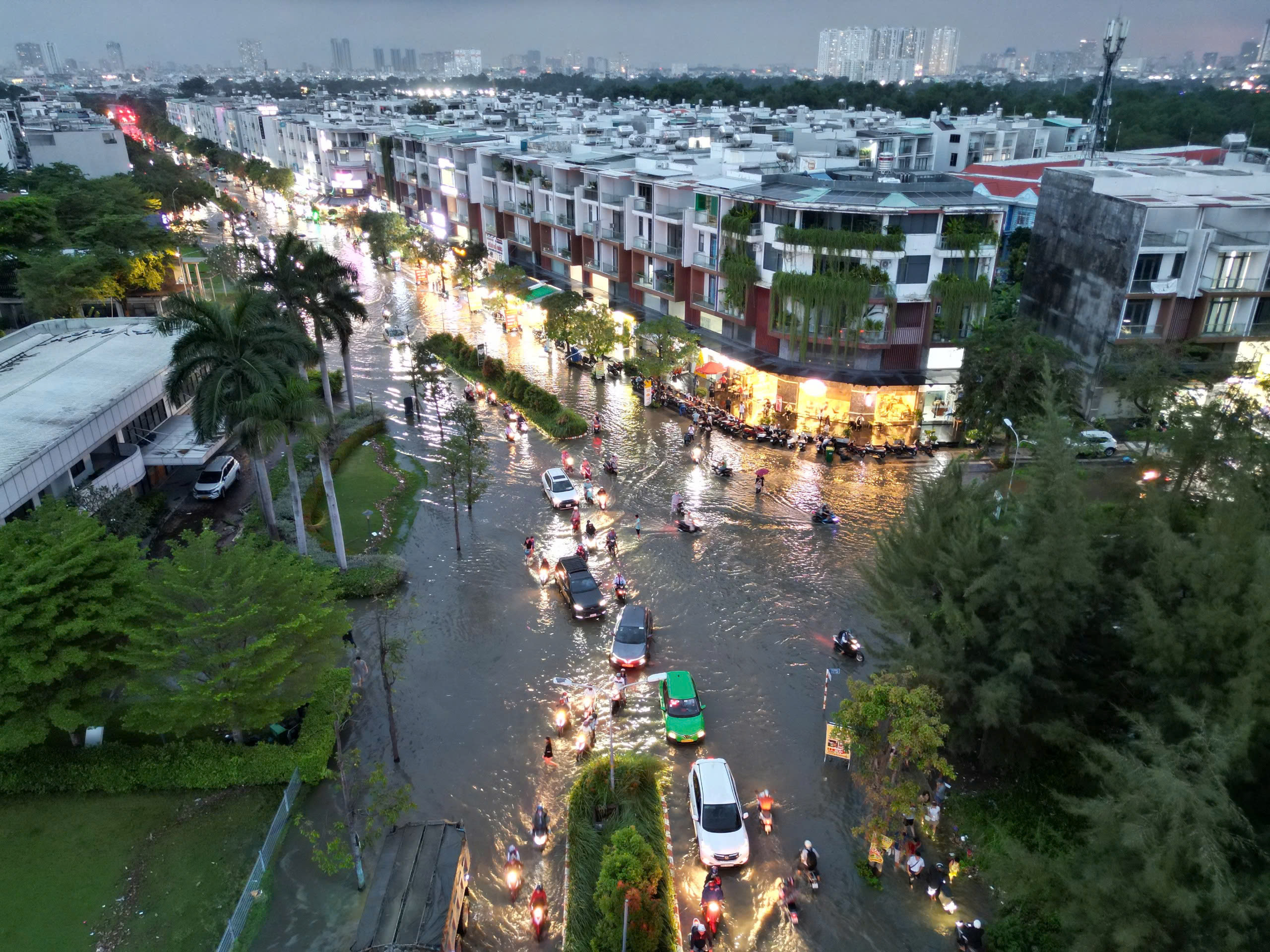 Triều cường ở TP HCM lên cao, giao thông rối loạn - Ảnh 1.